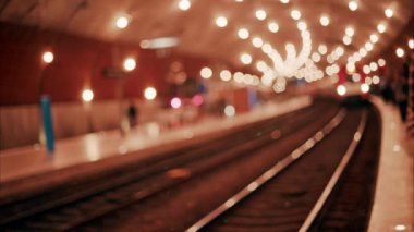 Monako, Monako 'daki Monako tren istasyonunda parlak ışıklarla hareket eden insanların ve trenlerin bulanık görüntüsü