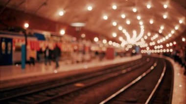 Monako, Monako 'daki Monako tren istasyonunda parlak ışıklarla hareket eden insanların ve trenlerin bulanık görüntüsü