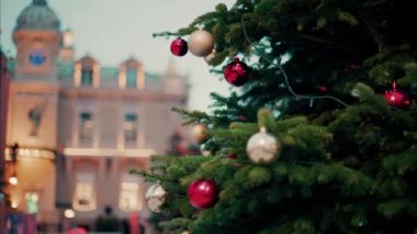 Monaco 'daki Monte Carlo Kumarhanesi' nin önündeki Noel ağacının süslemelerini kapat.