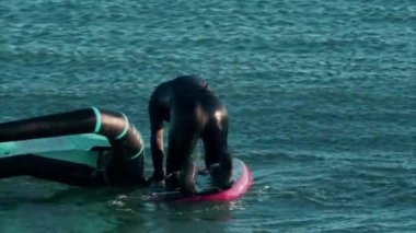 Vallauris, Fransa - 18 Ekim 2024: Denizde kanat sörfü yapan adam