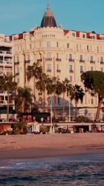 Cannes, Fransa - 4 Kasım 2024: şehrin kıyısındaki Carlton Hotel 'in uzak manzarası. Dikey