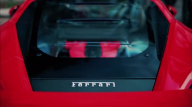 Monte Carlo, Monaco - 24 Ekim 2024: Monte Carlo Kumarhanesi 'nin avlusunda kırmızı bir Ferrari' ye yaklaş