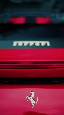 Monte Carlo, Monaco - 24 Ekim 2024: Monte Carlo Kumarhanesi 'nin avlusunda kırmızı bir Ferrari' ye yaklaş. Dikey