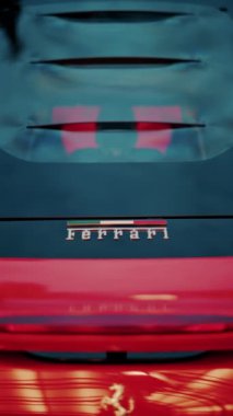 Monte Carlo, Monaco - 24 Ekim 2024: Monte Carlo Kumarhanesi 'nin avlusunda kırmızı bir Ferrari' ye yaklaş. Dikey