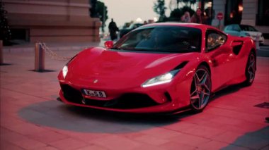 Monte Carlo, Monaco - 24 Ekim 2024: Kırmızı Ferrari arabası Monte Carlo Kumarhanesi 'nin avlusunda ilerliyor.
