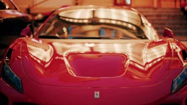 Monte Carlo, Monaco - 24 Ekim 2024: Monte Carlo Kumarhanesi 'nin avlusunda kırmızı bir Ferrari' ye yaklaş