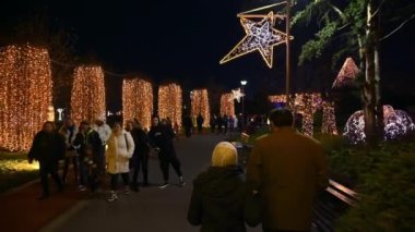 Bükreş, Romanya - 23 Aralık 2024: İnsanlar akşam Bükreş Noel Pazarı 'nda yürüyor