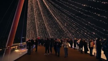 Bükreş, Romanya - 23 Aralık 2024: İnsanlar akşam Bükreş Noel Pazarı 'nda yürüyor