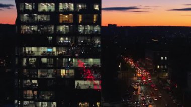 Chisinau, Moldova 'daki cam bir binanın hava aracı görüntüsü, iş ofisinde çalışan insanlar.
