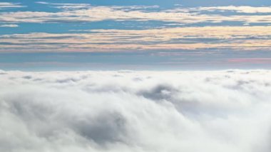 Bulutlardaki elektrik direğinin hava aracı görüntüsü