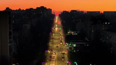 Chisinau, Moldova 'da gün batımında araçların hava aracı görüntüsü