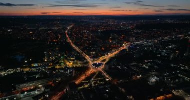 Gün batımında Moldova 'nın Chisinau kentindeki kavşakta trafikteki arabaların hava aracı görüntüsü