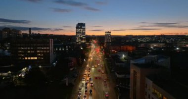 Chisinau, Moldova 'da gün batımında araçların hava aracı görüntüsü