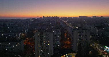 Chisinau, Moldova 'daki binaların hava aracı görüntüsü gün batımında