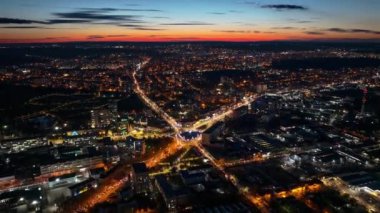 Gün batımında Moldova 'nın Chisinau kentindeki kavşakta trafikteki araçların hava aracı görüntüsü