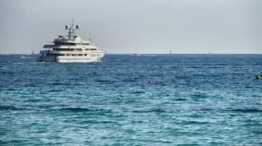 Fransa, Cannes 'da beyaz tekne denizde hareket ediyor.