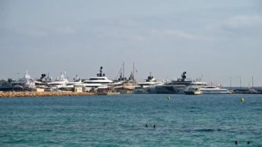 Fransa 'nın Cannes Limanı' na yanaşan gemiler.