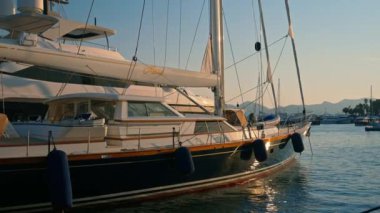 Gündüz vakti Fransa 'nın Port de Cannes limanına yanaşan gemiler.