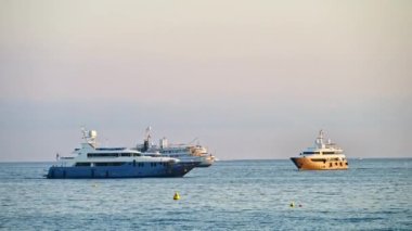 Akşamları Fransa 'nın Cannes şehrinde farklı türde tekneler dolaşır.