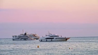 Akşamları Fransa 'nın Cannes şehrinde farklı türde tekneler dolaşır.