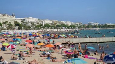 Cannes, Fransa - 15 Ekim 2024: İnsanlar sahilde yüzüyor ve dinleniyor