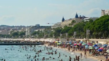 Cannes, Fransa - 15 Ekim 2024: İnsanlar sahilde yüzüyor ve dinleniyor