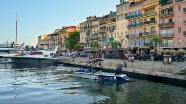 Cannes, Fransa - 15 Ekim 2024: Cannes Limanı 'na bir tekne yanaştıran adam