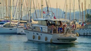 Cannes, Fransa - 15 Ekim 2024: Cannes Limanı 'nda gün ışığında tekne hareket ediyor