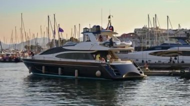 Cannes, Fransa - 15 Ekim 2024: Cannes Limanı 'nda gün ışığında tekne hareket ediyor