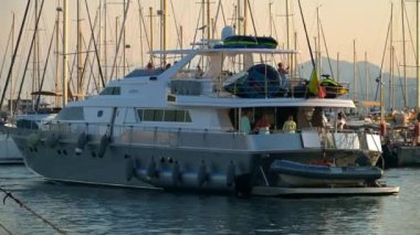 Cannes, Fransa - 15 Ekim 2024: Cannes Limanı 'nda gün ışığında tekne hareket ediyor