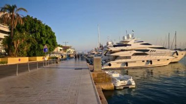 Cannes, Fransa - 15 Ekim 2024: İnsanlar gün batımında Cannes Limanı 'na yanaştı.