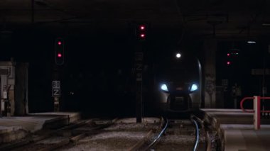 Cannes, Fransa - 15 Ekim 2024: Akşamları Cannes tren istasyonunda hareket eden tren