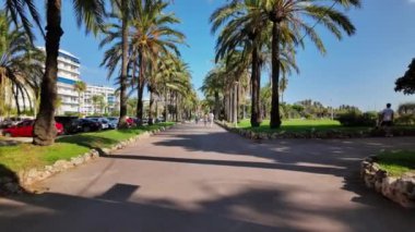 Cannes, Fransa - 15 Ekim 2024: Croisette Yolu 'nda yürüyen insanlar