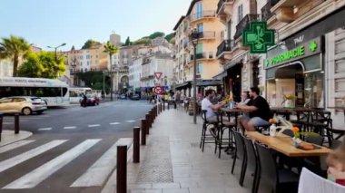 Cannes, Fransa - 15 Ekim 2024: İnsanlar gün ışığında şehrin sokaklarında yürüyor