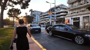 Cannes, Fransa - 15 Ekim 2024: Arabalar gün ışığında şehrin sokaklarında hareket ediyor