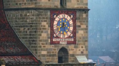Romanya 'nın güneydoğu Transilvanya kentindeki Brasov kentindeki Siyah Kilise' ye kar yağarken yaklaş