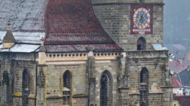 Romanya 'nın güneydoğu Transilvanya kentindeki Brasov kentindeki Siyah Kilise' ye kar yağarken yaklaş