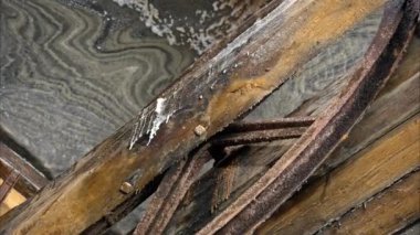 Romanya 'daki Turda Tuz Madeni' nin tarihi ahşap kaldırma sistemi ve paslı makineleri