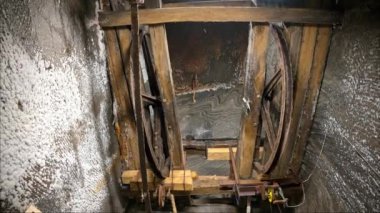 Romanya 'daki Turda Tuz Madeni' nin tarihi ahşap kaldırma sistemi ve paslı makineleri