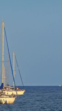 Fransa 'nın Golfe-Juan şehrinde gün ışığında gemiler denizde hareket ediyor. Dikey