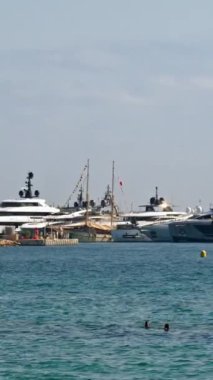 Fransa 'nın Port de Cannes limanına yanaştık. Dikey