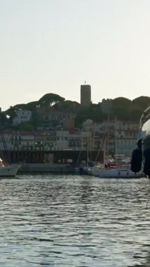 Gündüz vakti Fransa 'nın Port de Cannes limanına tekneler yanaştı. Dikey