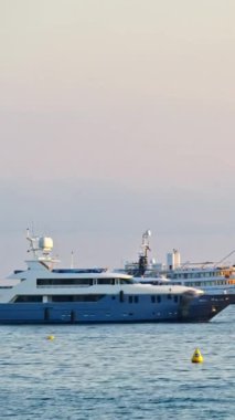 Akşamları Fransa 'nın Cannes şehrinde farklı tipte tekneler geziyor. Dikey