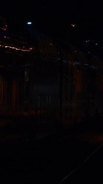 Akşamları Fransa 'nın Cannes tren istasyonunda hareket eden tren. Dikey