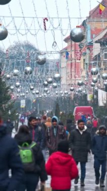 Romanya 'nın Brasov kentindeki George Baritiu Kütüphanesi' nin yüzü kar yağıyordu. Dikey
