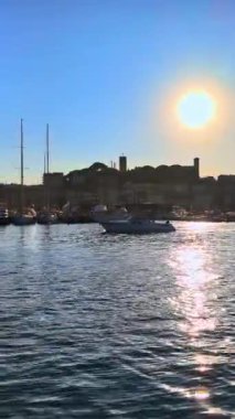 Fransa, Port de Cannes 'da gün ışığında tekne hareket ediyor. Dikey
