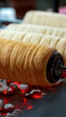 Yanan kömürde dönen baca keklerini kapatın. Dikey