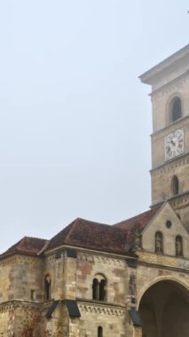 Romanya 'nın Alba Iulia kentindeki Aziz Michael Katedrali' nin sisli bir havada önü. Dikey
