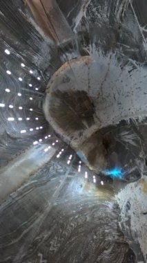 Romanya 'daki Turda tuz madeninin içi. Dikey