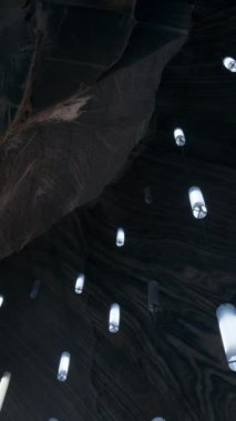 Romanya 'daki Turda tuz madeninin içi. Dikey